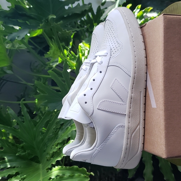 Veja V-10 Leather Sneakers - Picture 9 of 16